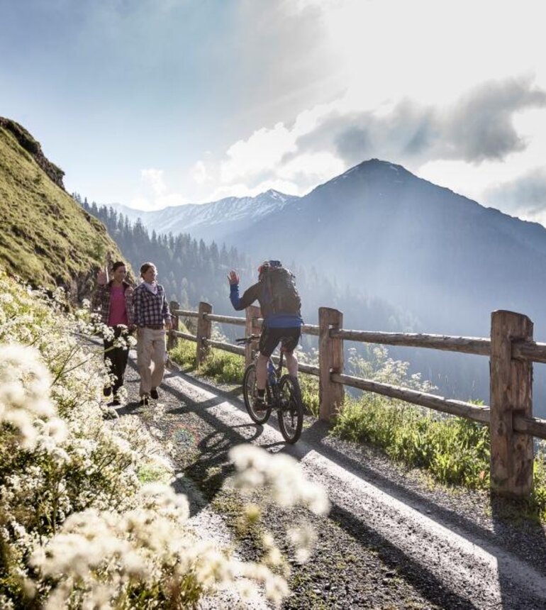  Treue verbindet – feiern Sie mit uns!

❤️ Gelebter Genuss & echte Gastfreundschaft
❤️ Erholung in unserer wunderschönen Bergwelt
❤️ Zeit zum Loslassen, Austauschen und Wohlfühlen 