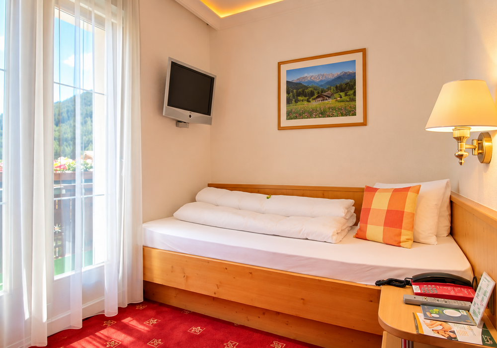 Einzelzimmer Premium für 1 Person Schlafzimmer mit Einzelbett Bad oder Dusche/WC Föhn Safe, Minibar Sat-TV WLAN mit Balkon