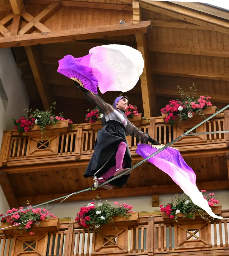  Magie der Alpen - lebendig, herzlich und voller Geschmack

🎉 Tradition & Brauchtum – echte alpine Kultur hautnah erleben
🏔️ Dorffest-Atmosphäre – Musik, Begegnungen und gute Laune
🎭 Bunte Shows & Unterhaltung – von folkloristisch bis überraschend modern
🍽️ Kulinarischer Genuss – regionale Spezialitäten und alpine Köstlichkeiten
🎶 Gemeinschaft & Lebensfreude – ein Fest für alle Sinne 