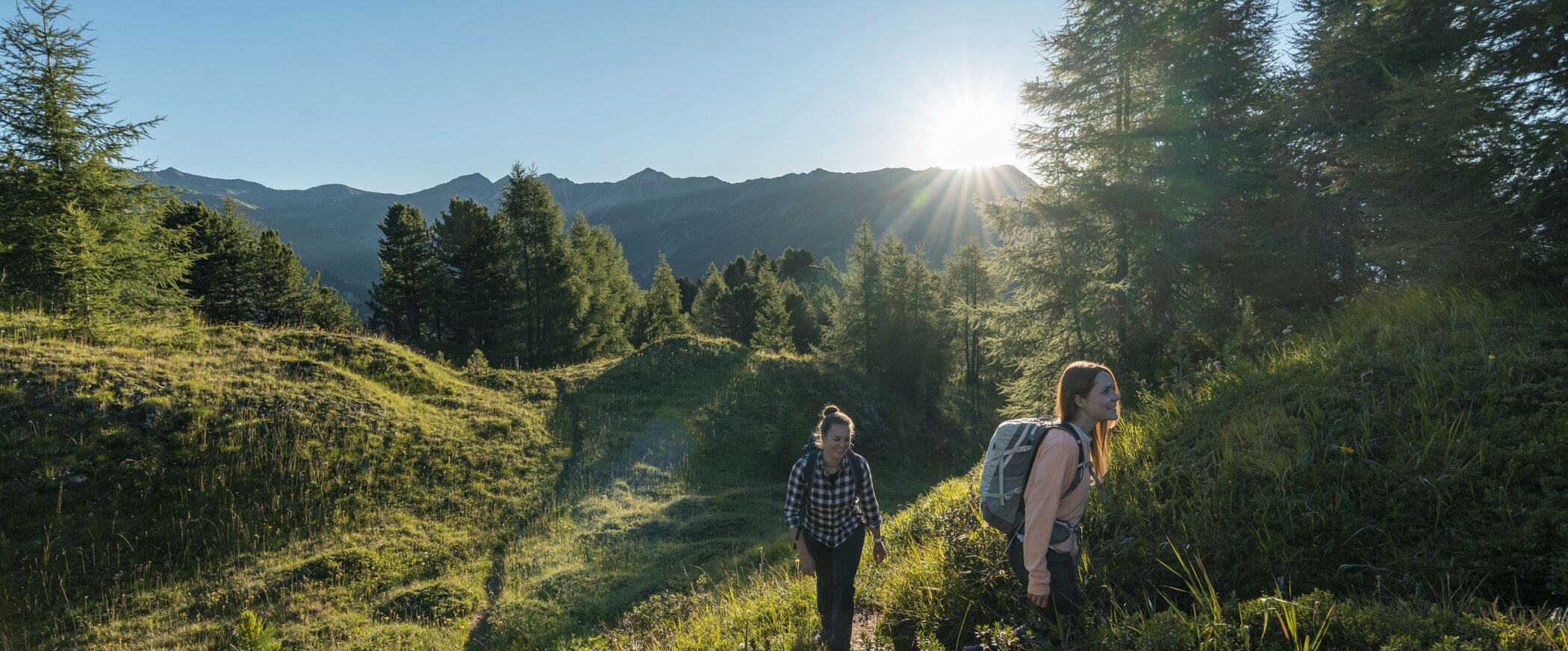 🌄 Sommer-Auszeit in den Bergen  🌄
🌸 7 Nächte bleiben – eine davon schenken wir Ihnen
🌸 Direkt loswandern in eine faszinierende Bergwelt
🌸 Natur erleben, abschalten und neue Energie tanken 